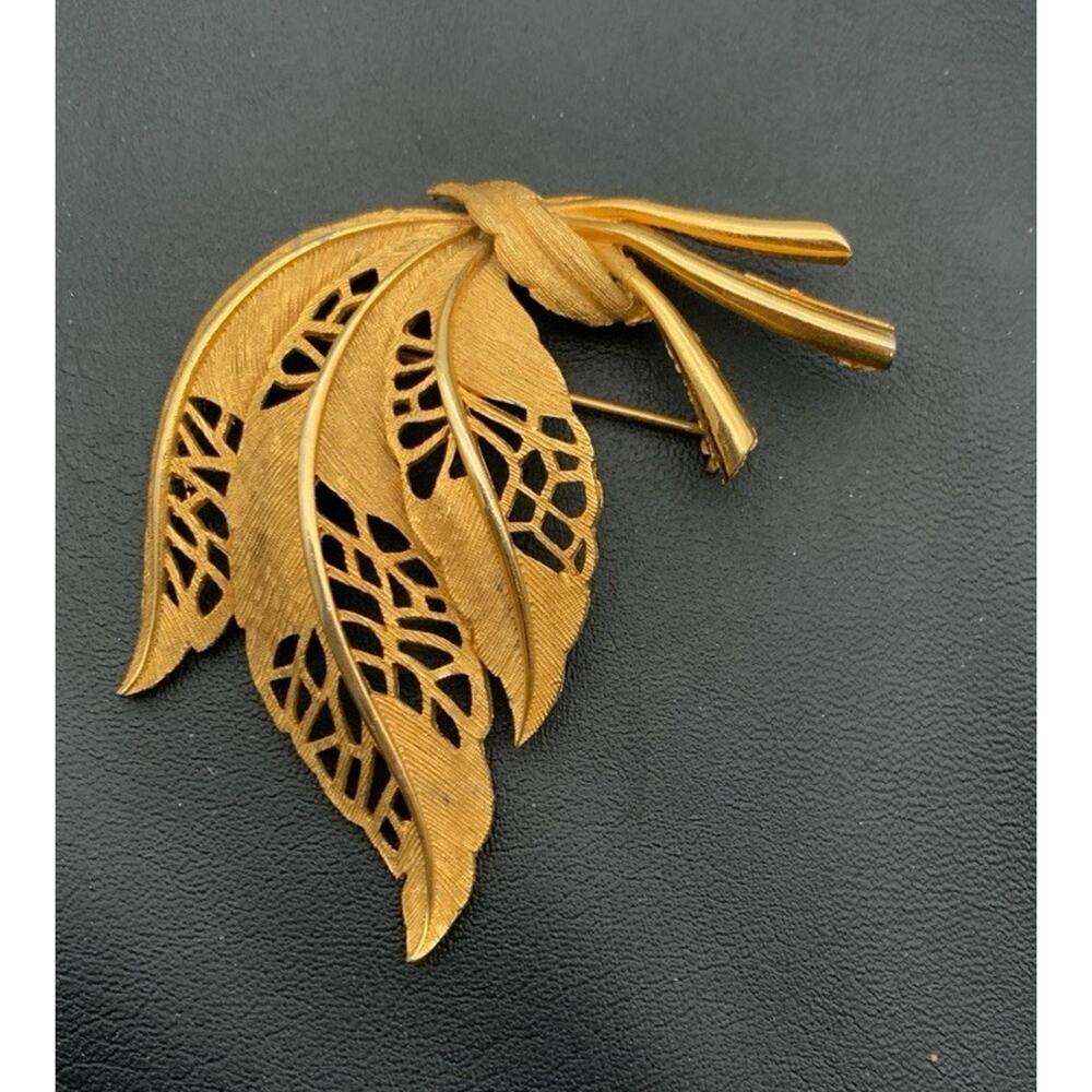 Vintage Gold Tone Beautiful Cut Out‎ Leaf Leaves Brooch